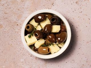 Olivas aliñadas y Fontina