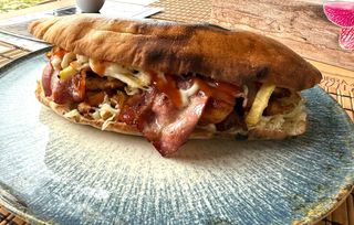 Sandwich cu pui și bacon