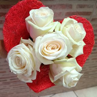 Bouquet coração vermelho com 5 rosas brancas 