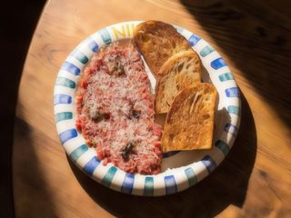 Тартар з рубленої яловичої вирізки з грильованими артишоками, каперсами та витриманим сиром (250г)