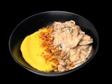 Курица с грибами под сливочным 