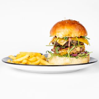 Double Jack burger s pomfritom