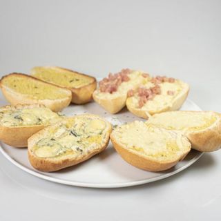Pan De Ajo Con Roquefort