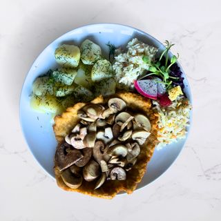 Panierowany kotlet schabowy z dodatkami