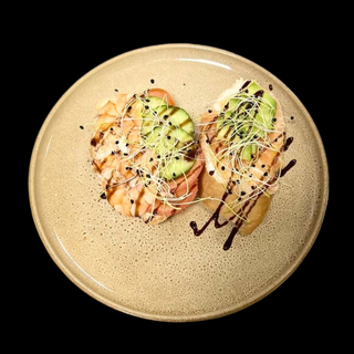 Брускета з лососем та креветками