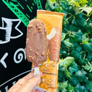 > BOMBON ALMENDRADO