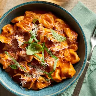Tortellini al pesto relleno de queso