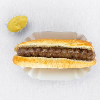 Хот дог с телешка наденичка и сос (220г)