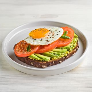 Tostada aguacate, tomate y huevo