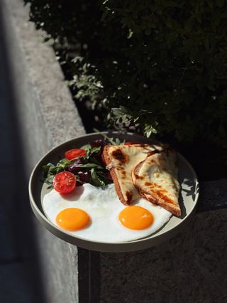 Яєчка з сирними тостами