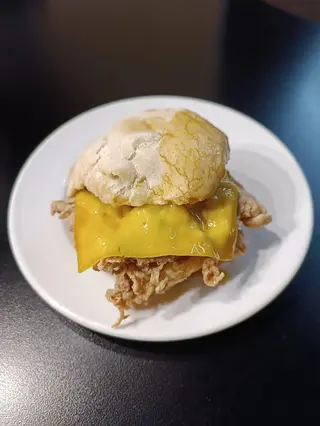 Bifana com queijo