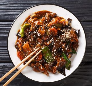 Pui cu urechi de lemn servit cu orez la abur