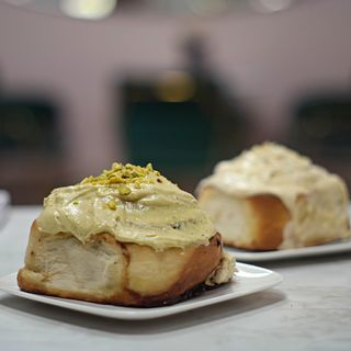 Cynamonka z wegańskim kremem pistacjowym