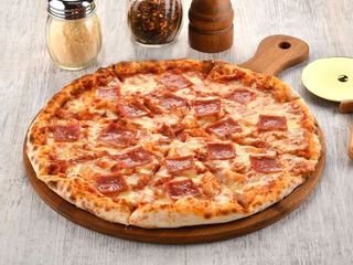 პიცა ლორით და მოცარელათი