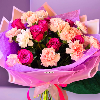 Buchet Vis în Nuanțe de Roz