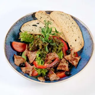 Салат з карамелізованою грушею та курячою печінкою (240г)
