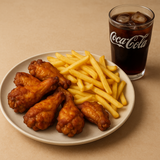 Alitas crujientes con papas y una bebida al gusto