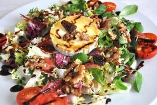 Ensalada De Verdes Con Queso De Cabra