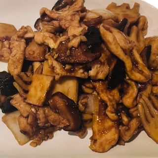 Pollo con bambú y setas