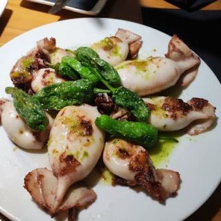 Ración De Chipirones Con Pimientos Del Padrón 