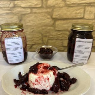 Panna cotta con composta di ciliegie