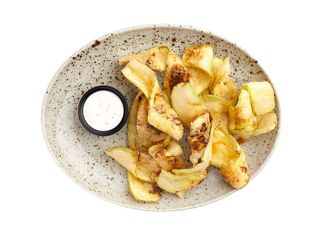 Пържени тиквички с чеснов сос (200г)