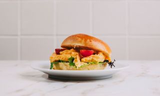 Brioche c/ ovo biológico mexido e tomate cherry