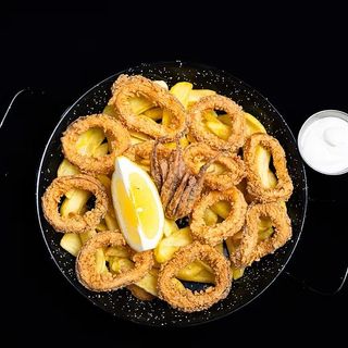 Calamar pane pe pat de cartofi