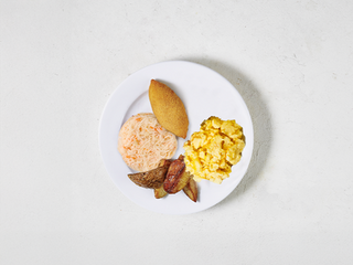 Сніданок київський з картоплею запеченою, скремблом та квашеною капустою