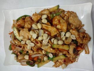 Пилешко с фъстъци и зеленчуци  (700г)