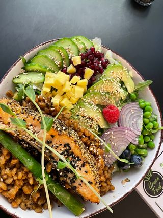 Bowl z łososiem z pieca