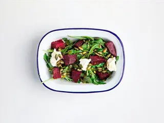 Салат свекольный с рукколой