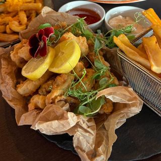 Creveți tempura, cartofi fry'n dip și sos Transilvania