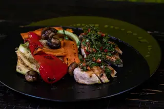 Piept de pui cu legume la grătar și sos din ierburi mediteraneene