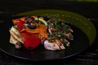 Piept de pui cu legume la grătar și sos din ierburi mediteraneene