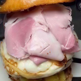 Hamburger con prosciutto e formaggio