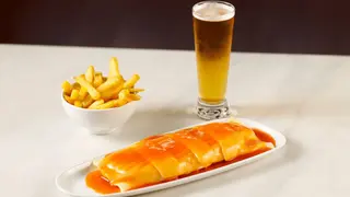 Cachorro especial da casa com bebida e batata