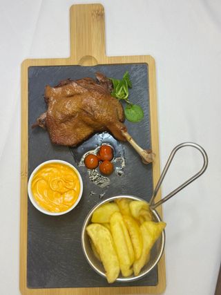 Pulpă de rață confiată cu cartofi + sos la alegere