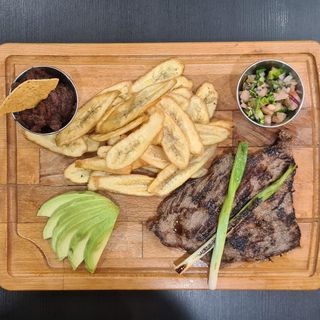 Carne asada con tajadas.