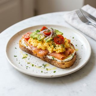 Tostada Completa Con Salmón, Huevo, Crema De Queso, Aguacate Y Tomate