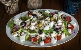 Sałatka bałkańska z grzanką czosnkową