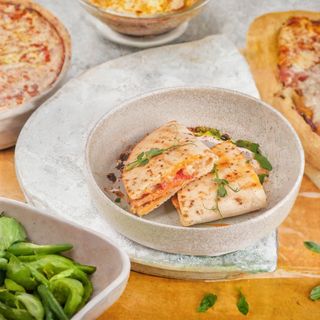 Ароматная кесадилья с куриной грудкой,томатами и сыром Пармезан (200г)