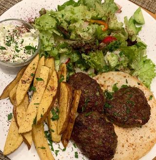 Агнешки кюфтенца с гарнитура (350г)