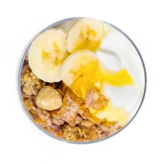 Iaurt cu musli crunch, banane și miere 