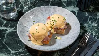 Ouă Benedict cu Bacon