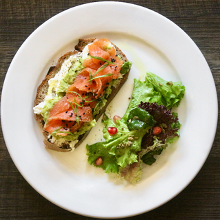 ტოსტი ორაგულით 
და გუაკამოლეთი