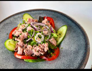 Салата с риба тон (330г)