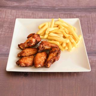 Alitas de Pollo con Patatas y Ensalada