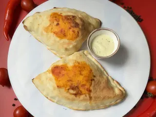 Кальцоне з салямі, шинкою і грибами