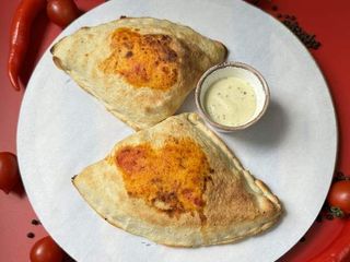 Кальцоне з салямі, шинкою і грибами (360 г)